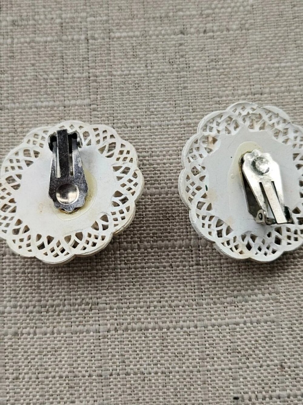 Vintage Earrings Round Flower Shape Plastic Fashion Jewelry Stud Earrings White - Picture 6 of 11